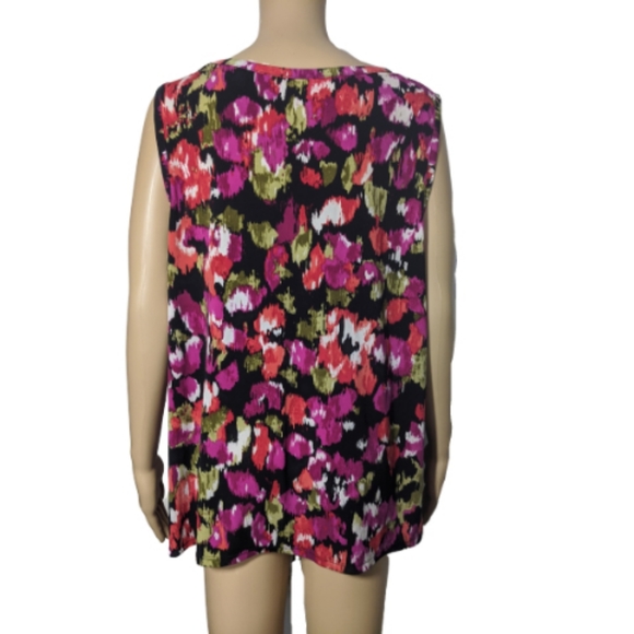 ❗2/$20❗Sleeveless Floral Top - Picture 2 of 4